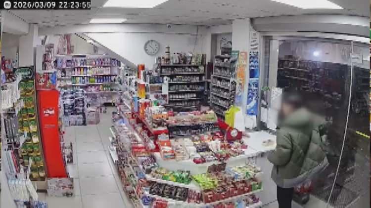 <p>Olay &ouml;ncesi markete gelen ş&uuml;phelilerden birinin koli bandı aldığı anların g&ouml;r&uuml;nt&uuml;s&uuml; ortaya &ccedil;ıktı.</p>
