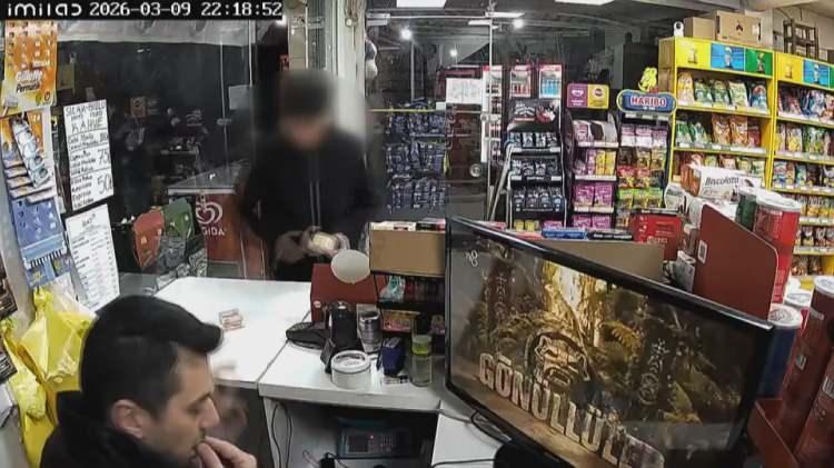 <p><span style="color:#A52A2A"><strong>OLAYI PLANLADIKLARI ORTAYA &Ccedil;IKTI&nbsp;</strong></span></p>

<p>&nbsp;</p>

<p>Marketin g&uuml;venlik kamerasında yer alan g&ouml;r&uuml;nt&uuml;lerde market sahibinin koli bandı almaya gelen &ccedil;ocuk ş&uuml;pheliye '&Ccedil;ocuğu mu bantlayacaksınız ?' sorusu &uuml;zerine ş&uuml;phelinin 'Evet' diyerek marketten ayrıldığı anlar yer aldı.</p>
