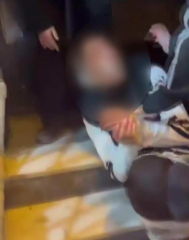 <p>İstanbul'un Fatih il&ccedil;esinde bir &ccedil;ocuğun ellerini ayaklarını ve ağzını bantlayıp o anları kameraya alan ş&uuml;phelilerden birinin olay &ouml;ncesi marketten koli bandı aldığı g&ouml;r&uuml;nt&uuml;ler ortaya &ccedil;ıktı. Koli bandı alan &ccedil;ocuğun market sahibi ile arasında ge&ccedil;en konuşma akıllara durgunluk verdi.&nbsp;</p>
