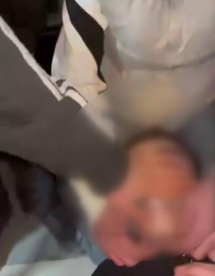 <p><span style="color:#A52A2A"><strong>ELLERİNİ VE AYAKLARINI BAĞLAYIP KAYDA ALDILAR</strong></span></p>

<p>&nbsp;</p>

<p>Elleri ve ayaklarını bantladıkları &ccedil;ocuğu darbeden kişiler bu g&ouml;r&uuml;nt&uuml;leri cep telefonuyla kayda alıp sanal medyada paylaştı.</p>
