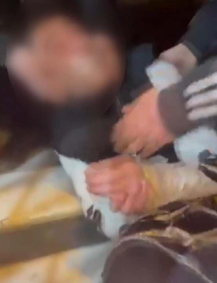 <p><span style="color:#A52A2A"><strong>7 &Ccedil;OCUK G&Ouml;ZALTINA ALINDI&nbsp;</strong></span></p>

<p>&nbsp;</p>

<p>G&ouml;r&uuml;nt&uuml;leri izleyen ekipler olayı ger&ccedil;ekleştirdiklerini tespit ettiği 7 &ccedil;ocuğu g&ouml;zaltına aldı.</p>
