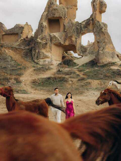 <p><span style="color:#FF0000"><strong>EŞİ VE &Ccedil;OCUKLARIYLA KAPADOKYA'NIN TADINI &Ccedil;IKARDI</strong></span></p>

<p><strong>Kayadan oyma butik bir otelde konakladıkları &ouml;ğrenilen Moraes ve ailesi, b&ouml;lgenin g&ouml;zde noktalarını keşfetmeyi ihmal etmedi.&nbsp;</strong></p>
