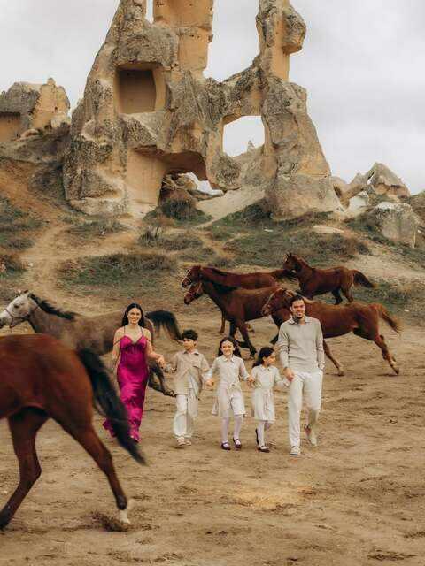 <p><strong>Kapadokya'nın &uuml;nl&uuml; peri bacaları, vadileri, &ccedil;&ouml;mlek&ccedil;i at&ouml;lyelerini ve tarihi mekanları tek tek ziyaret eden Moraes, bol bol fotoğraf &ccedil;ekerek sosyal medya hesabından paylaştı.</strong></p>
