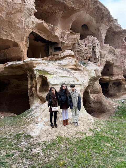 <p><span style="color:#FF0000"><strong>BALONA BİNMEK İ&Ccedil;İN TEKRAR GELMEK İSTİYORLAR</strong></span></p>

<p><strong>Tatil sırasında y&ouml;resel lezzetleri de tadan &ccedil;iftin Kapadokya'ya hayran kaldığı, ancak r&uuml;zgar nedeniyle balona binemedikleri i&ccedil;in en kısa s&uuml;rede tekrar b&ouml;lgeye gelmek istedikleri &ouml;ğrenildi.</strong></p>
