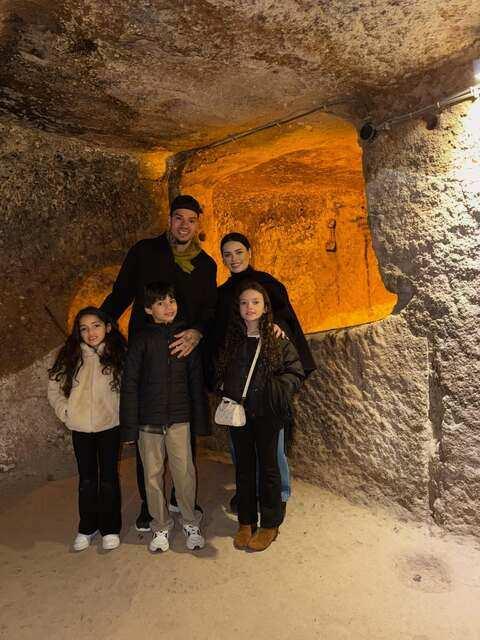 <p><span style="color:#FF0000"><strong>"NE G&Uuml;ZEL ANLAR YAŞADIK BU G&Uuml;NLERDE"</strong></span></p>

<p><strong>Eşiyle yılkı atlarına bindiği anları "Aile tatili" notuyla paylaşan Moraes'in s&ouml;zlerine eşi, "Ne g&uuml;zel anlar yaşadık bu g&uuml;nlerde" yorumuyla yanıt verdi.</strong></p>
