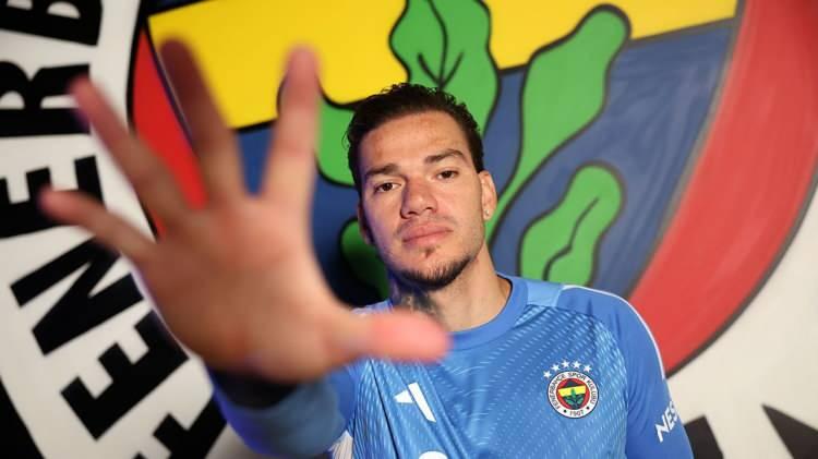 <p><strong>Fenerbah&ccedil;e'nin Brezilyalı kalecisi Ederson Moraes, 2026 D&uuml;nya Kupası &ouml;ncesinde milli ma&ccedil;lar nedeniyle liglere verilen arayı fırsata &ccedil;evirdi. Eşi Lais Moraes ve &ccedil;ocuklarıyla birlikte T&uuml;rkiye'de eşsiz bir tatil rotası oluşturan &uuml;nl&uuml; yıldız, soluğu Kapadokya'da aldı.</strong></p>
