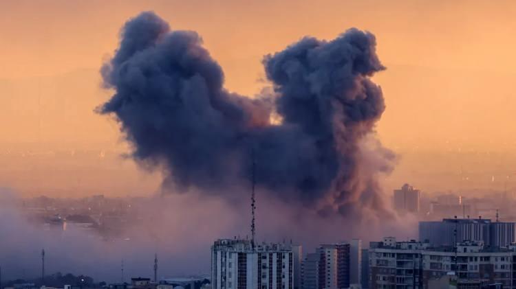 <p><em><strong>Ancak deprem, b&uuml;y&uuml;k fay hatlarında birka&ccedil; y&uuml;z kilometrelik alanı etkileyebiliyor. Nitekim Erzincan depreminde yaklaşık 1200 kilometre uzunluğa sahip Kuzey Anadolu fay zonunda 350-360 kilometrelik bir y&uuml;zey kırığı oluşmuştu. Karadeniz tabanındaki fayların deprem &uuml;retme riski d&uuml;ş&uuml;k olsa da bu durum yıkıcı ve hasar verici depremler olmayacağı anlamına gelmez. </strong></em></p>

<p><em><strong>Bu nedenle tedbirli olmak gerekiyor. Samsun i&ccedil;in &ouml;rnek vermek gerekirse Kuzey Anadolu fayının &ouml;nemli bir par&ccedil;ası Samsun&rsquo;un g&uuml;ney kesiminden ge&ccedil;iyor.</strong></em></p>
