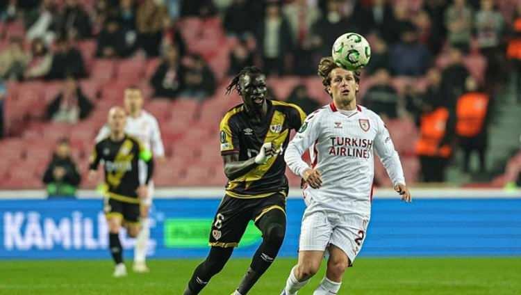 <p>T&uuml;rkiye'den &uuml;lkemizi temsil eden tek takım olarak sadece Samsunspor kalırken, en yakın rakibimiz olan &Ccedil;ekya'da ise Sigma Olomouc ve Sparta Prag Avrupa'daki iddiasını s&uuml;rd&uuml;r&uuml;yor.</p>
