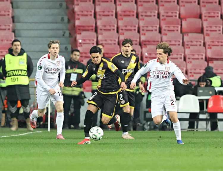 <p>Rayo Vallecano deplasmanına 3-1'lik dezavantajla &ccedil;ıkacak olan Samsunspor, Avrupa'ya veda etmesi durumunda rakibimiz &Ccedil;ekya, son 16 turu ve &ccedil;eyrek finalde alacağı skorlara g&ouml;re T&uuml;rkiye ile puan farkını azaltabilir.</p>
