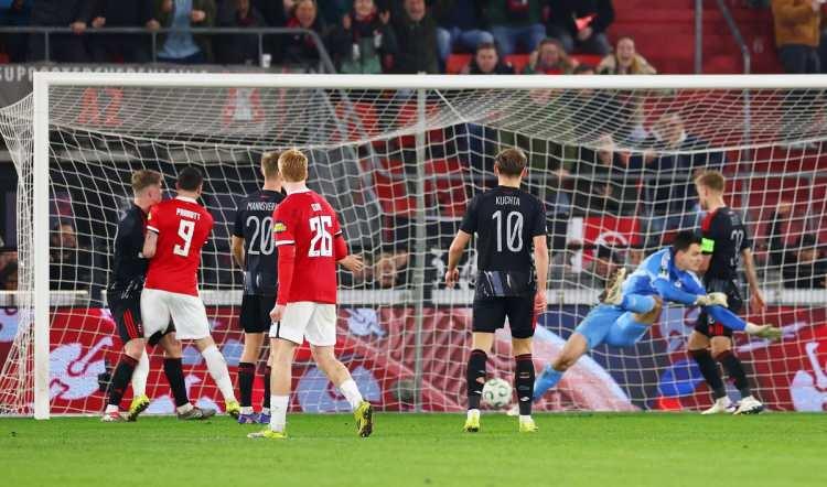 <p><br />
&Ccedil;ek ekibi Sigma Olomouc, 0-0'ın r&ouml;nvaşında Mainz'a konuk olacak. Sparta Prag ise 2-1 yenildiği ma&ccedil;ın r&ouml;vanşında AZ Alkmaar'ı konuk edecek.</p>
