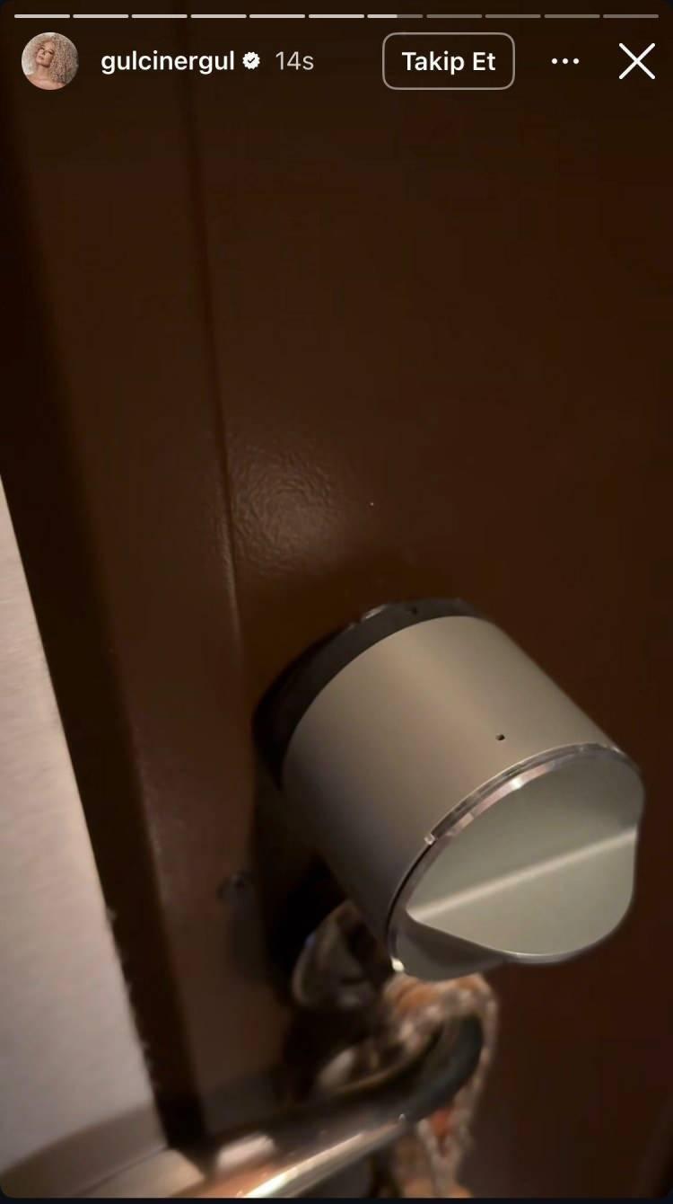 <p><span style="color:#FF0000"><strong>"L&Uuml;TFEN GİDER MİSİNİZ" S&Ouml;ZLERİYLE SEVENLERİNİ TEDİRGİN ETTİ</strong></span></p>

<p><strong>Kapısına gelen kişiyle konuşmalarını paylaşan Erg&uuml;l'&uuml;n "L&uuml;tfen gidin ben sizin eve girmenizi istemiyorum. Bana haber vermediniz. &Ouml;zellikle uyuduğum saatlerde. İstemiyorum, g&uuml;vende hissetmiyorum şu anda. İstemiyorum. Buna saygı duymanız lazım" şeklindeki s&ouml;zleri izleyenleri tedirgin etti.</strong></p>
