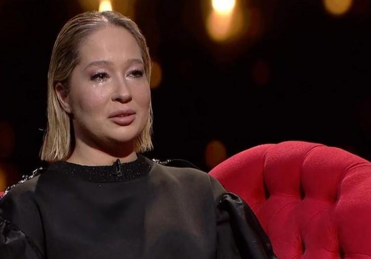 <p><strong>B&uuml;y&uuml;k bir korku yaşayan &uuml;nl&uuml; şarkıcı, kendisini g&uuml;vende hissetmediğini s&ouml;yleyerek o anları takip&ccedil;ileriyle paylaştı.</strong></p>
