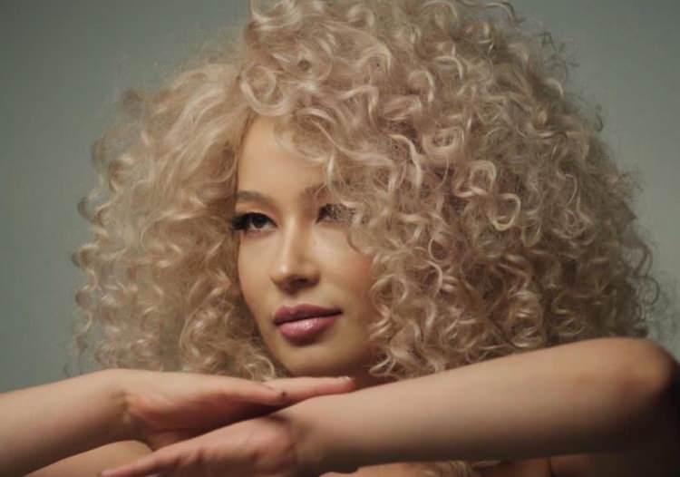 <p><span style="color:#FF0000"><strong>&Uuml;NL&Uuml; ŞARKICININ KORKU DOLU ANLARI</strong></span></p>

<p><strong>Kimliği belirsiz bir şahsın evinin kapısına dayandığını s&ouml;yleyen &uuml;nl&uuml; şarkıcı, panik dolu anlarını cep telefonu kamerasıyla anbean kayıt altına aldı.&nbsp;</strong></p>
