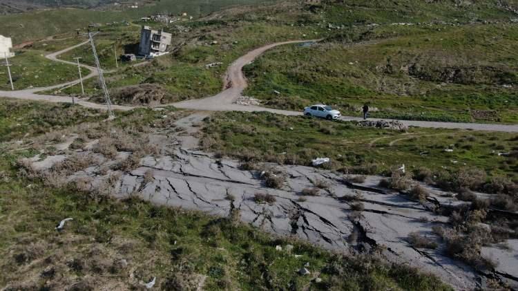 <p>B&ouml;lgedeki tahribatın ulaştığı boyuta dikkat &ccedil;eken Kazar,<strong>&nbsp;"Bug&uuml;n dağlar kayıyor, evler yıkılıyor ve yollar &ccedil;&ouml;k&uuml;yor. G&ouml;rd&uuml;ğ&uuml;n&uuml;z gibi yolun g&uuml;zergahı bile değişmiş durumda. B&ouml;lgede 14 tane ev yıkıldı ve tam bin 800 mağduriyet oluştu"&nbsp;</strong>dedi.</p>
