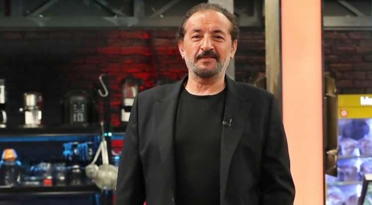 <p><span style="color:#B22222"><strong><em>MasterChef T&uuml;rkiye'nin &uuml;nl&uuml; şefi Mehmet Yal&ccedil;ınkaya, Dar&uuml;laceze Başkanlığı tarafından d&uuml;zenlenen iftarda fit haliyle şaşırttı. Davet sonrası muhabirlerin sorularını yanıtlayan &uuml;nl&uuml; şef zayıflama sırrını da a&ccedil;ıkladı.</em></strong></span></p>
