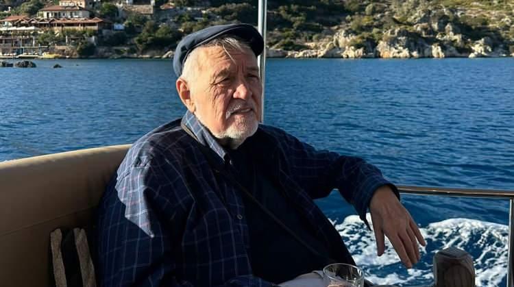 <p><span style="color:#0000CD"><strong>FATİH CAMİİ HAZİRESİ'NE GETİRİLDİ</strong></span></p>

<p><strong>İlber Ortaylı'nın naaşı, Fatih Camii&rsquo;nde ikindi namazını m&uuml;teakip kılınan cenaze namazının ardından, Osmanlı'dan g&uuml;n&uuml;m&uuml;ze ilim ve devlet adamlarının defnedildiği <span style="color:#0000CD">'Tarihin Kalbi' </span>olan <span style="color:#0000CD">Fatih Camii Haziresi'ne</span> getirildi.&nbsp;</strong></p>
