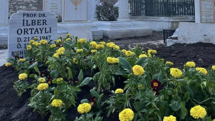 <p><span style="color:#0000CD"><strong>HOCASI HALİL İNALCIK'IN YANINA DEFNEDİLDİ&nbsp;</strong></span></p>

<p><strong>Ortaylı, <span style="color:#0000CD">'Tarih&ccedil;ilerin Kutbu'</span> olarak anılan ve 2016 yılında vefat eden hocası<span style="color:#0000CD"> Halil İnalcık'ın</span> hemen yanına defnedildi.</strong></p>
