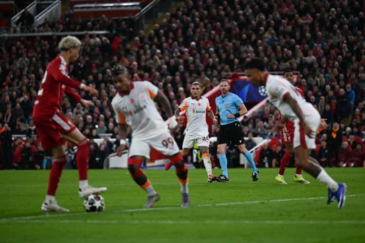 <p>UEFA Şampiyonlar Ligi son 16 turu r&ouml;vanş m&uuml;cadelesinde temsilcimiz Galatasaray, Liverpool'a 4-0 mağlup olarak, turnuvaya veda etti.</p>

