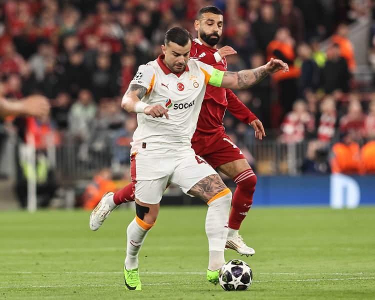 <p><strong>Athletic:&nbsp;</strong>Hayal kırıklığıyla ge&ccedil;en birka&ccedil; haftanın ardından, Liverpool'un Galatasaray karşısında aldığı etkileyici galibiyetle Şampiyonlar Ligi &ccedil;eyrek finaline y&uuml;kselmesi ve sezonun en iyi performanslarından birini sergilemesiyle Arne Slot &uuml;zerindeki baskı biraz azaldı. Liverpool'un bu sezonki sorunlarından biri de ma&ccedil;lara yavaş başlamalarıydı. Taraftarlar takımı &ccedil;ok yavaş ve sıkıcı olmakla eleştirmişti, ancak bu performans &ccedil;ok daha canlıydı. Ev sahibi ekip ilk yarıda Galatasaray kalesini adeta bombardımana tuttu ve sezonun en iyi futbolunu sergiledi.</p>
