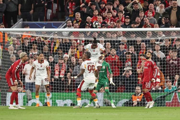 <p><strong>BBC:&nbsp;</strong>Slot'un bir performans sergilemesi gerekiyordu ve Liverpool bunu sağladı. Liverpool i&ccedil;in bu, son zamanlarda eksikliğini hissettikleri &ouml;zg&uuml;ven ve yoğunlukla dolu 90 dakikaydı. Premier Lig'in son şampiyonu gibi oynadılar ve Anfield'ın g&uuml;c&uuml;n&uuml; kullandılar. Rakip takım sonu&ccedil; alabileceğine asla ger&ccedil;ekten inanmadı. Bu takımın bu sezon İstanbul'da Galatasaray karşısında 180 dakika boyunca gol atmakta zorlandığına ve Pazar g&uuml;n&uuml; Tottenham karşısında da s&ouml;n&uuml;k bir performans sergilediğine inanmak g&uuml;&ccedil;t&uuml;. Slot'un kendi geleceği i&ccedil;in iyi bir performans sergilemesi gerekiyordu.</p>
