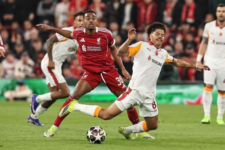 <p><strong>Times:</strong>&nbsp;Salah'ın parladığı ma&ccedil;ta Liverpool, Anfield'daki olaylara b&uuml;y&uuml;leyici bir yanıt verdi. Yuhalamaların ardından kutlama geldi. Sezonlarını raydan &ccedil;ıkarmakla tehdit eden bir&ccedil;ok zaaflarını Tottenham'a karşı g&ouml;sterdikten sadece &uuml;&ccedil; g&uuml;n sonra Liverpool, Galatasaray karşısında nadiren g&ouml;r&uuml;len bir enerji, &ouml;zg&uuml;ven ve g&ouml;sterişle oynadı. B&ouml;ylece ev sahibi takım ve taraftarları arasındaki sinerji yeniden sağlandı. Bu sinerjinin devam etmesini sağlamak Arne Slot ve oyuncularının sorumluluğunda.</p>
