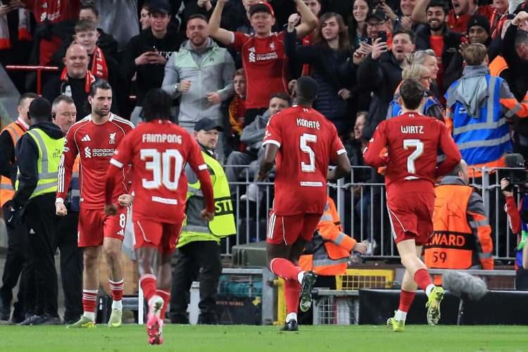 <p><strong>Guardian:&nbsp;</strong>Salah'ın d&ouml;n&uuml;ş&uuml;yle ​​ta&ccedil;lanan gol, Liverpool'u Galatasaray karşısında alınan farklı galibiyetle &ccedil;eyrek finallere taşıdı. Arne Slot bu sezon bir&ccedil;ok şeyi yanlış yapmış olabilir, ancak Galatasaray karşısında alınan ezici zaferin ardından Liverpool'un kimliğinin bu &ouml;zelliğini kaybetmesi bu listeye eklenemez. Liverpool, Şampiyonlar Ligi &ccedil;eyrek finalinde son şampiyon Paris Saint-Germain ile karşılaşacak ; bu, Slot'un ge&ccedil;en sezondan sık sık anımsadığı son 16 turu eşleşmesinin tekrarı niteliğinde.</p>
