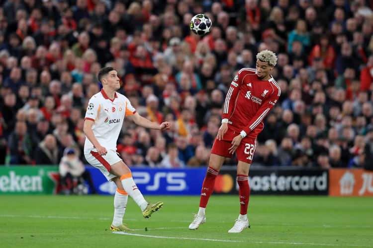 <p><strong>Sky Sports:</strong>&nbsp;&ldquo;Liverpool, Şampiyonlar Ligi eşleşmesini tersine &ccedil;evirerek PSG ile &ccedil;eyrek finalde PSG'nin rakibi oldu. İstanbul'da alınan tek goll&uuml; yenilgiden sonra Arne Slot'un &uuml;zerindeki baskı artmıştı ancak Dominik Szoboszlai, Liverpool'un taraftarların t&uuml;m sezon boyunca takımlarından beklediği tempoyu sergilediği bir başka etkileyici performansta a&ccedil;ılış gol&uuml;n&uuml; atarak ma&ccedil;ın gidişatını belirledi.</p>
