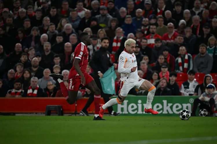 <p><strong>Daily Mail:</strong>&nbsp;Liverpool'un Şampiyonlar Ligi'nde ilerlemesi Arne Slot'a zaman kazandırdı. Anfield'da ma&ccedil; başlamadan &ouml;nce bile bir şeylerin farklı olduğu hissediliyordu. Bu &uuml;nl&uuml; Avrupa gecelerinde ışıklar altında yaşananları daha &ouml;nce yaşamış olan eski kuşak, bunu hissetti. Kalabalığı y&ouml;nlendirmek i&ccedil;in Kop trib&uuml;n&uuml;ne doğru ilerlerken, Milos Kerkez gibi yeni oyuncular ise muhtemelen sadece televizyonda g&ouml;rd&uuml;kleri t&uuml;rden bir atmosfere g&ouml;z attılar. Son haftalarda taraftarların bazı kesimleri tarafından alay konusu olan Arne Slot, g&ouml;revini yerine getirdi.</p>
