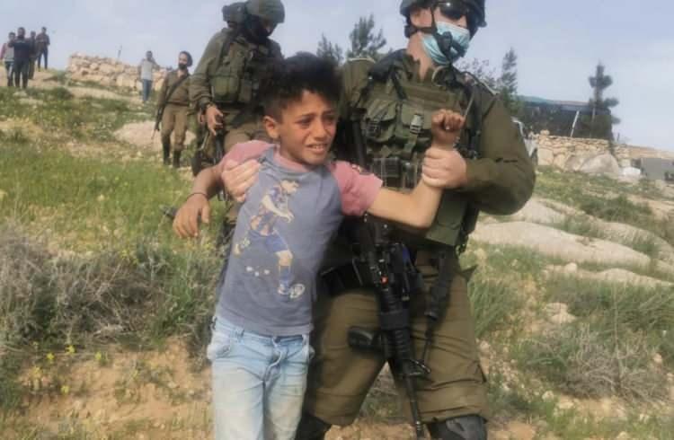 <p>2000 ile 2023 yılları arasında yaklaşık 12 ila 13 bin Filistinli &ccedil;ocuğun İsrail g&uuml;&ccedil;leri tarafından g&ouml;zaltına alındığı tahmin ediliyor. Her yıl ortalama 500 ila 1000 Filistinli &ccedil;ocuk İsrail&rsquo;in askeri g&ouml;zaltı sisteminde tutuluyor.</p>
