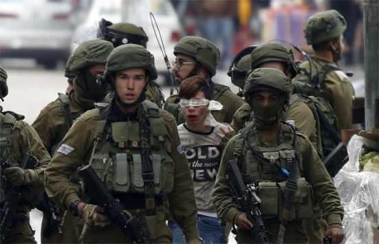 <p><span style="color:#B22222"><strong>G&Ouml;ZALTI S&Uuml;RESİNCE D&Ouml;V&Uuml;L&Uuml;YORLAR</strong></span></p>

<p>Raporda yer alan bulgulara g&ouml;re &ccedil;ocukların y&uuml;zde 86&rsquo;sı g&ouml;zaltı sırasında d&ouml;v&uuml;ld&uuml;ğ&uuml;, y&uuml;zde 69&rsquo;u ise &ccedil;ıplak aramaya maruz kaldığını belirtildi.&nbsp;</p>
