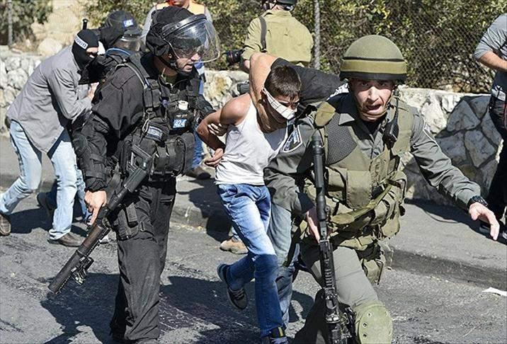 <p>&Ccedil;ocukların y&uuml;zde 70&rsquo;i tehdit edildiği, y&uuml;zde 60&rsquo;ı ise sopa veya silah dip&ccedil;iğiyle vurulduğu vurgulandı. Bazı &ccedil;ocuklar ise cinsel nitelikli şiddet ve taciz yaşadıklarını, genital b&ouml;lgelerine vurulduğunu veya dokunulduğunu kaydetti.</p>
