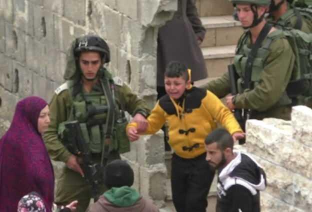 <p>Araştırma ayrıca &ccedil;ocukların y&uuml;zde 60&rsquo;ının tecrit h&uuml;cresinde tutulduğunu ortaya koydu. Bu tecrit s&uuml;releri bazı vakalarda bir g&uuml;n ile 48 g&uuml;n arasında değişebiliyor. G&ouml;zaltındaki &ccedil;ocukların b&uuml;y&uuml;k b&ouml;l&uuml;m&uuml; temel hizmetlere erişimde de ciddi sorunlar yaşıyor.</p>
