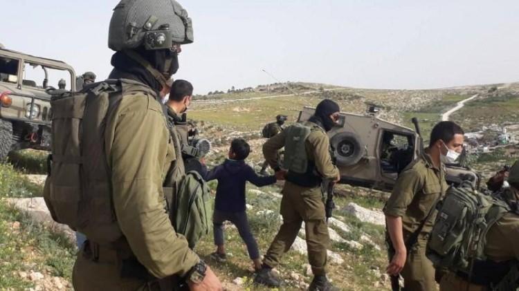 <p>Ancak İsrail askeri hukukuna g&ouml;re bu su&ccedil;lama Filistinli &ccedil;ocuklar i&ccedil;in 20 yıla kadar hapis cezası anlamına gelebiliyor.</p>
