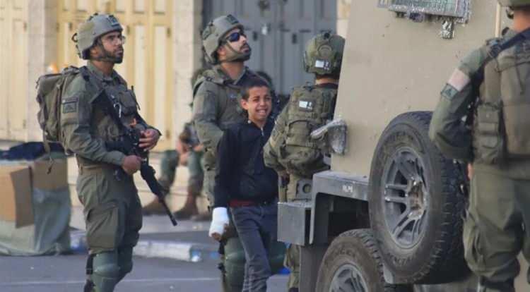 <p>İnsan hakları &ouml;rg&uuml;tleri, s&ouml;z konusu uygulamaların &ccedil;ocuk hakları s&ouml;zleşmeleri ve uluslararası hukuka aykırı olduğunu vurgulayarak İsrail&rsquo;in &ccedil;ocuk tutuklulara y&ouml;nelik politikalarının bağımsız uluslararası mekanizmalar tarafından soruşturulması &ccedil;ağrısında bulunuyor.</p>
