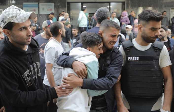 <p>Araştırma, &ccedil;ocukların &ccedil;oğunun elleri kelep&ccedil;elenmiş, g&ouml;zleri bağlanmış şekilde g&ouml;zaltına alındığını ve daha sonra ailelerinden veya avukatlarından tamamen izole edilerek bilinmeyen merkezlerde sorgulandığını ortaya koydu.</p>
