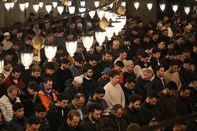 <p>Akşam namazını cemaatle kılanlar, yatsı namazını da camilerde ve &ccedil;evrelerinde bekledi.</p>

<p>Vatandaşlardan bazıları oru&ccedil;larını da Sultanahmet Meydanı'ndaki &ccedil;imlerin &uuml;zerinde a&ccedil;tı. &Ccedil;evredeki lokantalarda da iftar i&ccedil;in uzun kuyruklar oluştu.</p>
