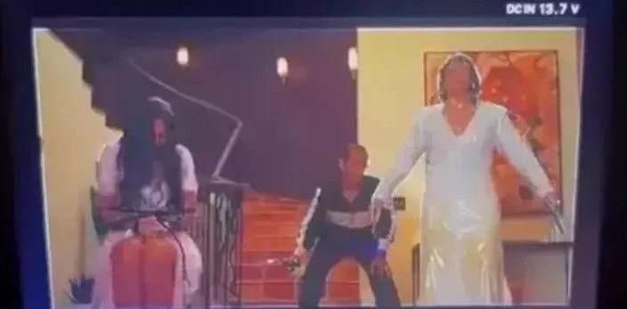 <p><span style="color:#B22222"><strong>HEN&Uuml;Z A&Ccedil;IKLAMA GELMEDİ</strong></span></p>

<p><strong>Olayların ardından ne Katy Perry'den ne de yapım ekibi tarafından bir a&ccedil;ıklama yapılmadı.&nbsp;</strong></p>
