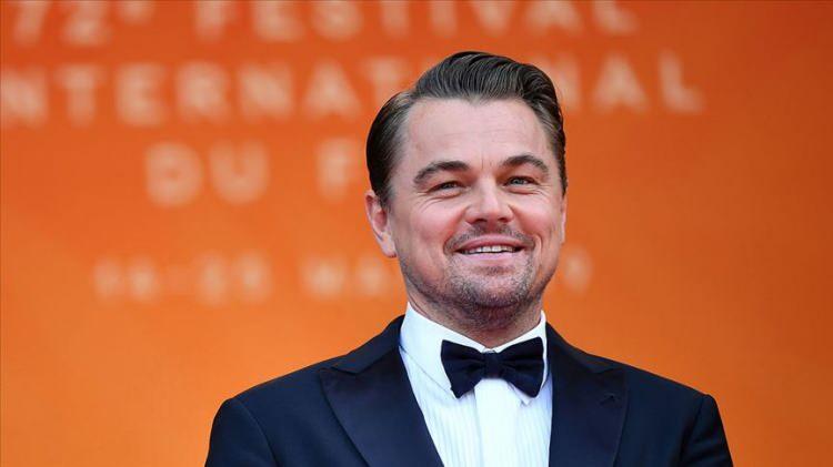 <p><strong>Bug&uuml;ne dek sayısız başarılı yapımla adından s&ouml;z ettiren d&uuml;nyaca &uuml;nl&uuml; akt&ouml;r <span style="color:#800000">Leonardo DiCaprio</span>, son olarak katıldığı 98. <span style="color:#800000">Academy Awards (Oscar &Ouml;d&uuml;lleri)</span> gecesinde kırmızı halıda yeni imajıyla boy g&ouml;sterdi.&nbsp;</strong></p>
