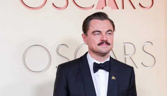 <p><span style="color:#800000"><strong>BIYIKLI İMAJI &Ccedil;OK KONUŞULDU</strong></span></p>

<p><strong>Sakallarını kesen &uuml;nl&uuml; oyuncunun bıyık bıraktığı yeni imajı, geceye adeta bomba gibi d&uuml;şt&uuml;.</strong></p>
