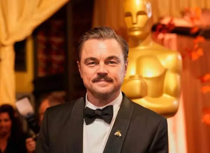 <p><strong>51 yaşındaki oyuncu,<span style="color:#800000"> 'One Battle After Another'</span> filmindeki performansıyla &ouml;d&uuml;le aday g&ouml;sterilirken bu radikal imaj değişikliği sadece bir tercih değil, bir metod oyunculuğu hazırlığı olduğu &ouml;ğrenildi.</strong></p>
