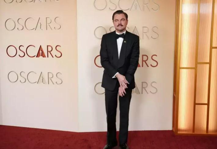 <p><strong>&Uuml;nl&uuml; akt&ouml;r&uuml;n, usta y&ouml;netmen Martin Scorsese ile &uuml;zerinde &ccedil;alıştığı yeni projesi <span style="color:#800000">'What Happens at Night' </span>filmindeki rol&uuml; i&ccedil;in bıyık bıraktığı iddia ediliyor.</strong></p>
