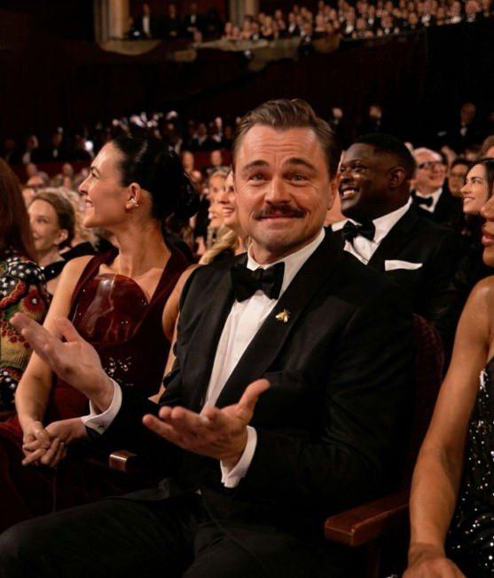 <p><span style="color:#800000"><strong>SOSYAL MEDYAYI İKİYE B&Ouml;LD&Uuml;</strong></span></p>

<p><strong>&Uuml;nl&uuml; akt&ouml;r DiCaprio'nun yeni imajı sosyal medyada da kısa s&uuml;rede g&uuml;ndem olurken, hayranları ikiye b&ouml;l&uuml;nd&uuml;.&nbsp;</strong></p>
