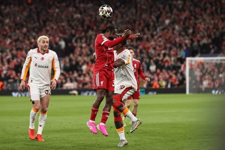 <p>Galatasaray'ı eleyerek &ccedil;eyrek finale y&uuml;kselen Liverpool, PSG'nin rakibi oldu.</p>
