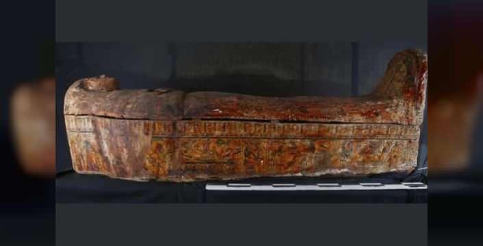 <p><strong>Eski Eserler Y&uuml;ksek Konseyi ve Zahi Hawass Vakfı'nın iş birliğiyle y&uuml;r&uuml;t&uuml;len &ccedil;alışmalarda, ana kayaya oyulmuş bir dikd&ouml;rtgen oda keşfedildi. Kazı başkanı Dr. Zahi Hawass, s&ouml;z konusu odada &Uuml;&ccedil;&uuml;nc&uuml; Ara D&ouml;nem'e tarihlenen 22 renkli lahit ve yaklaşık 2,500 yıl boyunca korunmuş halde olan 8 papir&uuml;s bulduklarını a&ccedil;ıkladı.</strong></p>
