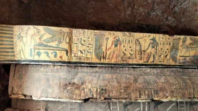 <p><strong>22 boyalı tabutun yaklaşık 10 yatay sıra halinde dikkatlice yerleştirildiğine dikkat &ccedil;eken araştırmacılar, g&ouml;m&uuml;lerin rastgele yapılmadığını; aksine bilin&ccedil;li ve planlı şekilde yeniden yerleştirildiğini &ouml;ne s&uuml;rd&uuml;. Tabutların b&uuml;y&uuml;k b&ouml;l&uuml;m&uuml;n&uuml;n i&ccedil;inde mumyalanmış bedenlerin hala bozulmadan durması ise şaşırtıcı bir sonucu ortaya koydu.</strong></p>
