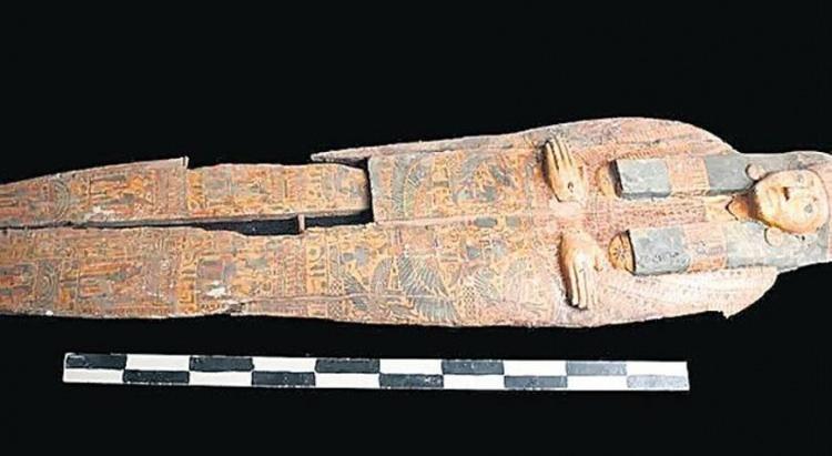 <p><strong>Tabutlar &uuml;zerindeki yazı ve unvanların &ccedil;ok &ouml;nemli bir ipucu verdiğine işaret eden Kazı başkanı Dr. Zahi Hawass, bir&ccedil;ok tabutta "Amun&rsquo;un Şarkıcıları" anlamına gelen bir unvanın yer aldığını belirtti.</strong></p>
