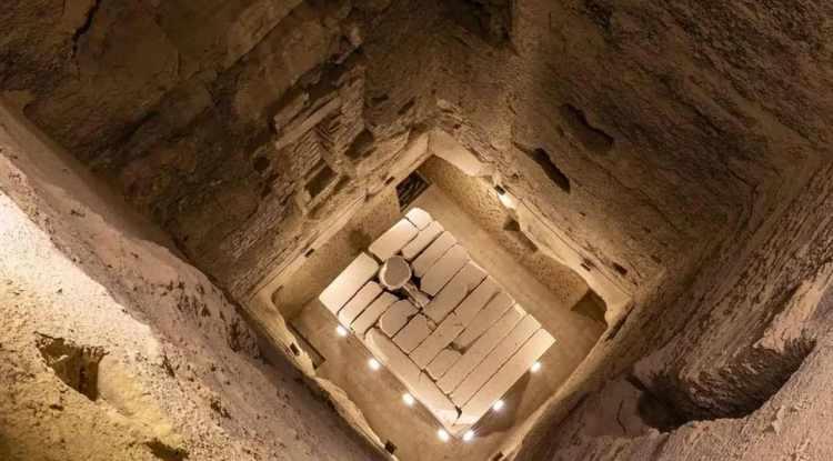 <p><span style="color:#B22222"><em><strong>Y&uuml;zyıllardır sayısız medeniyetin ayak izlerini taşıyan ve gizemli atmosferiyle akıllarda her d&ouml;nem soru işareti oluşturan Mısır'da yapılan son arkeolojik kazı, binlerce yıl &ouml;ncesine ait gizemli bir sırrı g&uuml;n y&uuml;z&uuml;ne &ccedil;ıkardı.&nbsp;</strong></em></span></p>
