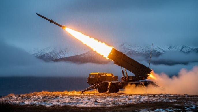 <p><span style="color:#B22222"><strong>RADAR SİSTEMİ</strong></span></p>

<p>&nbsp;</p>

<p><span style="color:#B22222"><strong>Radar tipi: </strong></span>AN/MPQ-53 ve gelişmiş AN/MPQ-65 faz dizinli radar</p>

<p><span style="color:#B22222"><strong>Tespit menzili:</strong></span> ~150–170 km (hedef türüne göre değişir)</p>
