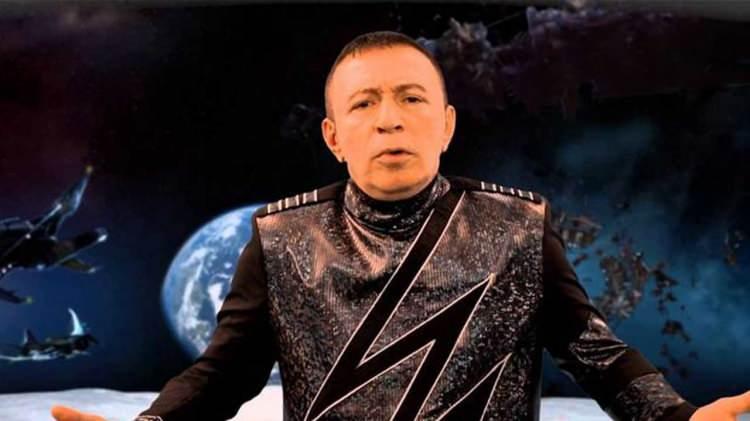 <p><span style="color:#FF0000"><strong>"ANNEM &Ccedil;OK &Uuml;Z&Uuml;LM&Uuml;Ş"</strong></span></p>

<p><strong>&Uuml;nl&uuml; şarkıcı, yaşanan o an hakkında şu ifadeleri kullandı:</strong></p>

<p><strong>"Annem k&ouml;yden kasabaya alışverişe inmiş. Ona &lsquo;Senin oğlun uzaylıymış&rsquo; demişler.</strong></p>
