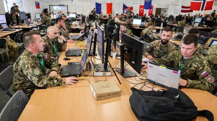 <p>T&uuml;rk savunma sanayisinin uluslararası alandaki etkinliği her ge&ccedil;en g&uuml;n artıyor. STM Savunma Teknolojileri, NATO'nun en kritik dijital altyapılarından biri olan INT-CORE projesinde hem modernizasyon hem de yeni yetenek geliştirme s&uuml;recini y&uuml;r&uuml;t&uuml;yor. Şirket, lake diver adı verilen ileri analiz teknolojisiyle askeri karar vericilere b&uuml;y&uuml;k veri havuzlarından en kritik bilgileri sunacak sistemi hayata ge&ccedil;iriyor.</p>
